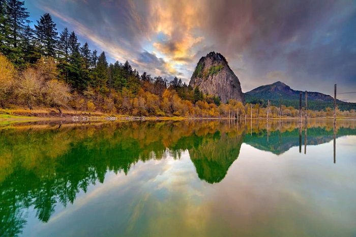 Du khách đang tìm kiếm công viên đẹp nhất Washington có thể ghé thăm Công viên tiểu bang Beacon Rock