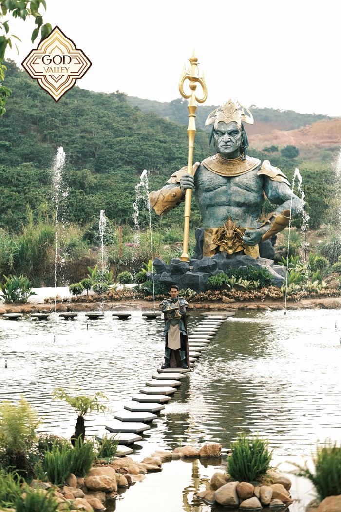 mô hình tượng thần Nước tại công viên mô hình 5 vị thần khổng lồ ở Đà Lạt