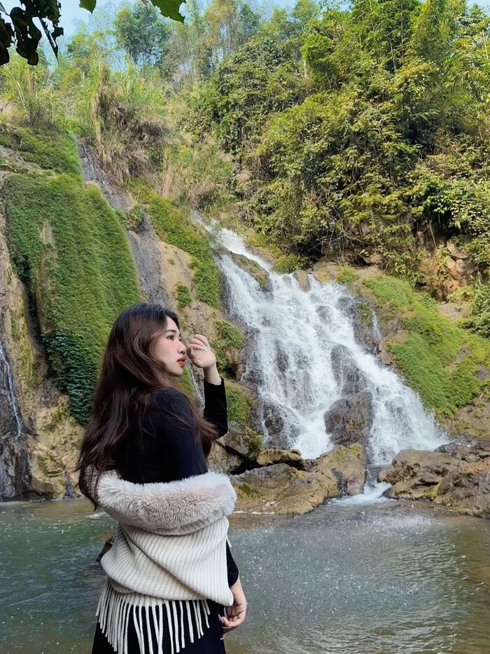 săn ảnh với thác nước thơ mộng tại địa điểm sống ảo đẹp ở Mai Châu