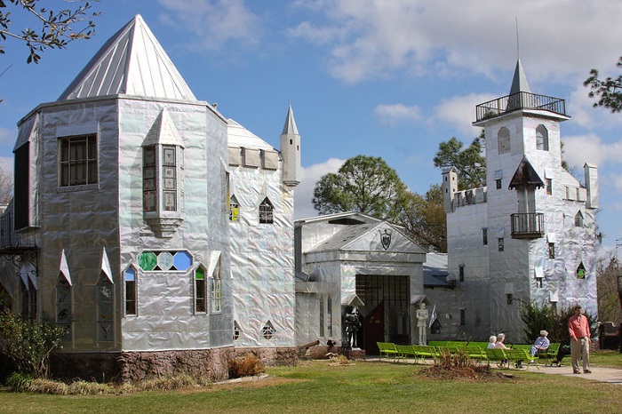 Solomon là một trong những lâu đài đẹp nhất Florida được xây dựng bởi nghệ sĩ vĩ đại quá cố Howard Solomon