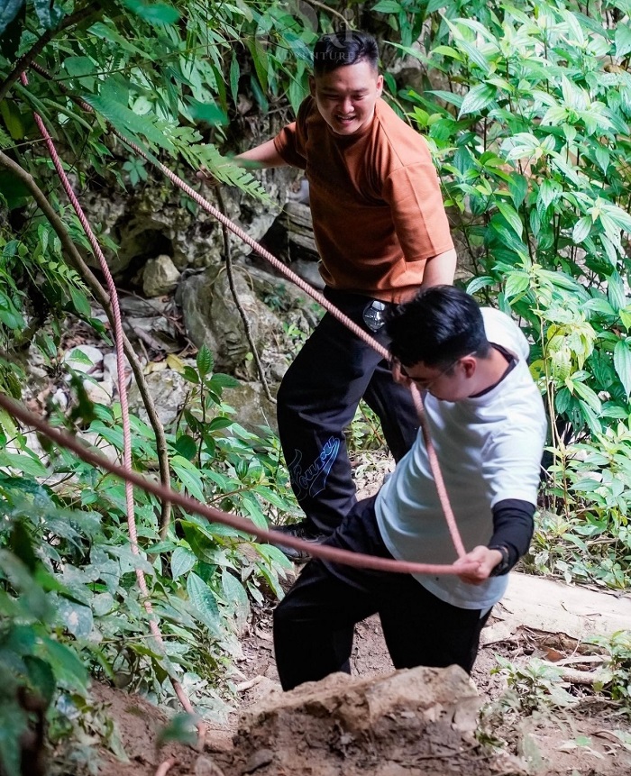 Để tới được thác Khau Làn Hà Giang, bạn cần trekking xuyên rừng 1km