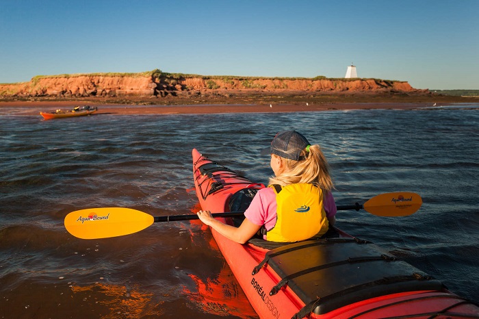 Du khách ghé thăm Victoria-by-the-Sea, thị trấn thú vị nhất Canada, có thể tham gia chèo thuyền kayak trên h