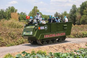Thích thú trải nghiệm đi xe tăng địa hình trong công viên có 6 kỷ lục Việt Nam