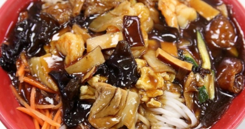 Mì cá tươi ăn cùng nước lèo thanh ngọt