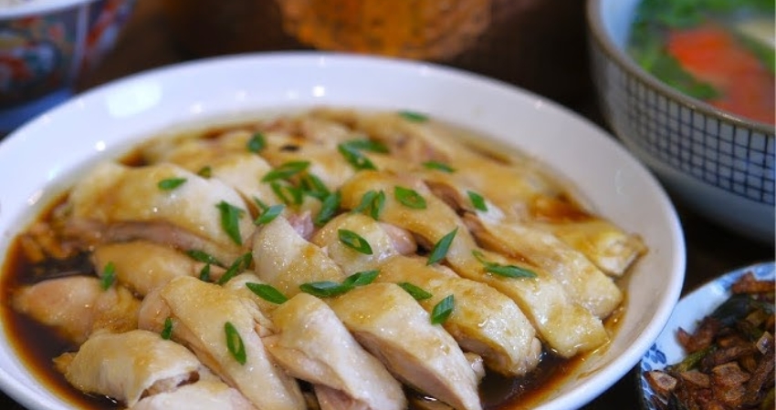 Hơi rượu bốc lên hòa quyện cùng từng thớ thịt gà cuốn hút trong tiết trời se lạnh