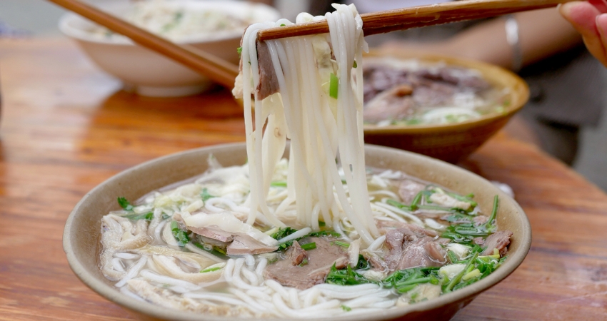 Bún lạnh Quý Châu ăn cùng đậu phộng rang và dưa cải