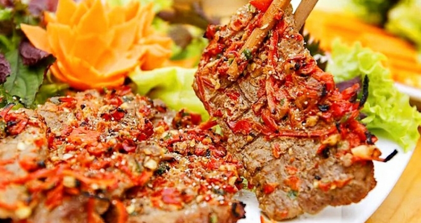 Thịt nai nướng Trường Bạch mang lại hậu vị ngọt và cay ấm trên đầu lưỡi.
