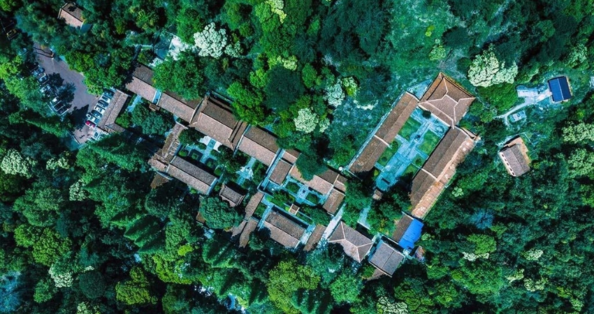 Núi Ngũ Lão với những phiến đá phủ rêu như một bản hòa tấu của thiên nhiên và sự tĩnh lặng