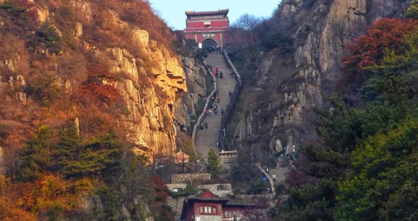 Núi Thái Sơn với con đường 6.660 bậc thang đá hùng vỹ