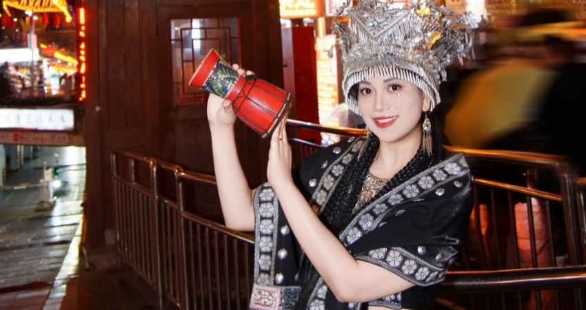 Khi đêm buông xuống, Hồng Nhai Động phản chiếu những ánh sáng lung linh