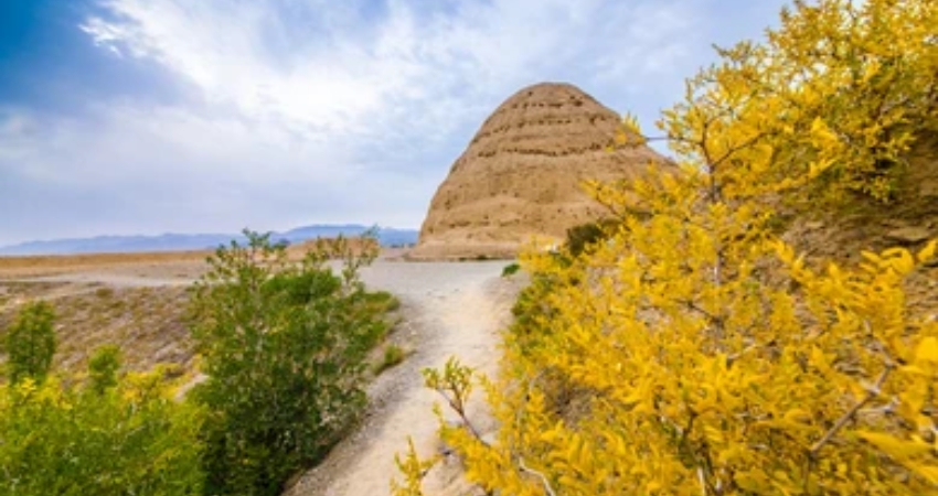 Các lăng mộ tại thị trấn cổ Tây Hạ với hình chóp độc đáo