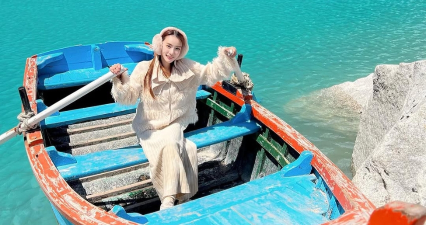 Hồ Thiên Trì tĩnh lặng như chứa đựng nhiều tâm tình người con gái