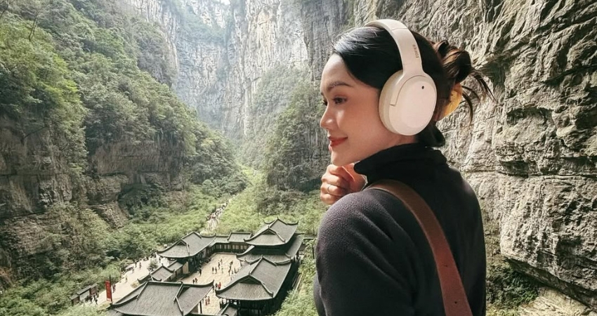 Ánh sáng len lỏi qua vòm đá cao của Đại Hiệp Cốc Ô Long