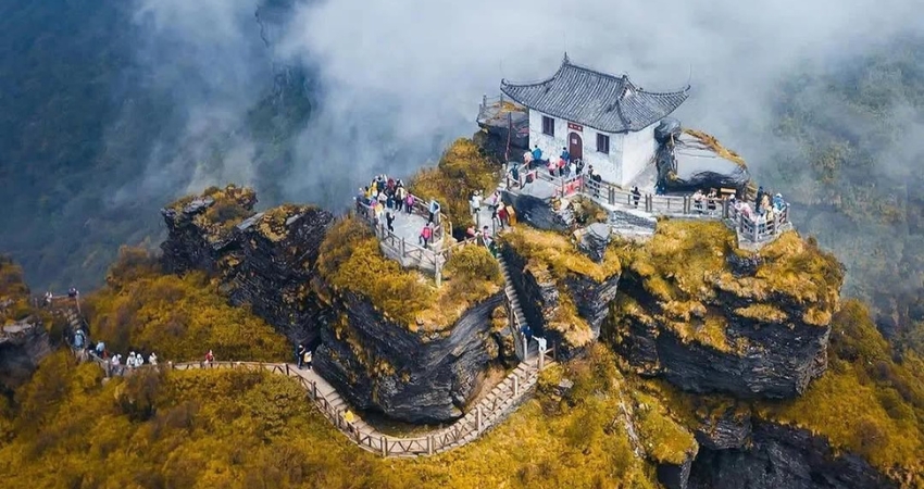 Ngọn núi Fanjing linh thiêng với khung cảnh như lạc vào chốn thần tiên