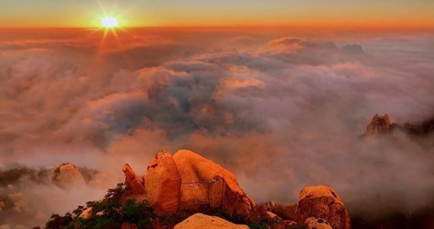 Dưới góc nhìn cẩm nang du lịch Sơn Đông, khu thắng cảnh Ngũ Liên Sơn đang thu hút nhiều du khách ghé thăm