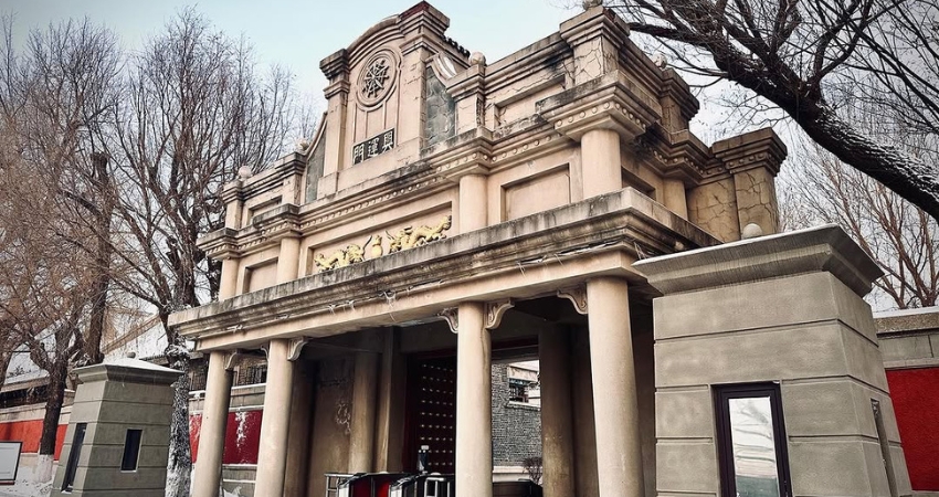 Khung cửa sổ hình vòm, nơi tận hưởng một khoảng trời riêng trong cung điện Hoàng gia Mãn Châu quốc