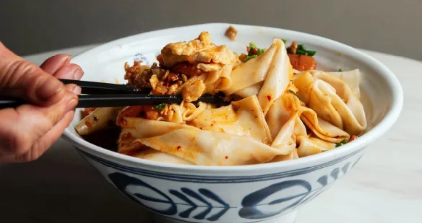 Món mì bò Hoa Khuê nổi bật với nước dùng thanh trong