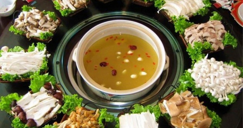 Giữa trời đông lạnh lẽo, cùng cẩm nang du lịch Cát Lâm thưởng thức món lẩu nấm Trường Bạch