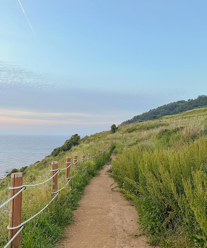 Núi Seowoobong gần bãi biển Hamdeok Beach Hàn Quốc