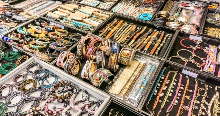 Các món quà thủ công mỹ nghệ cũng là lựa chọn lý tưởng để mang về làm quà - cẩm nang du lịch Batu Ferringhi Malaysia