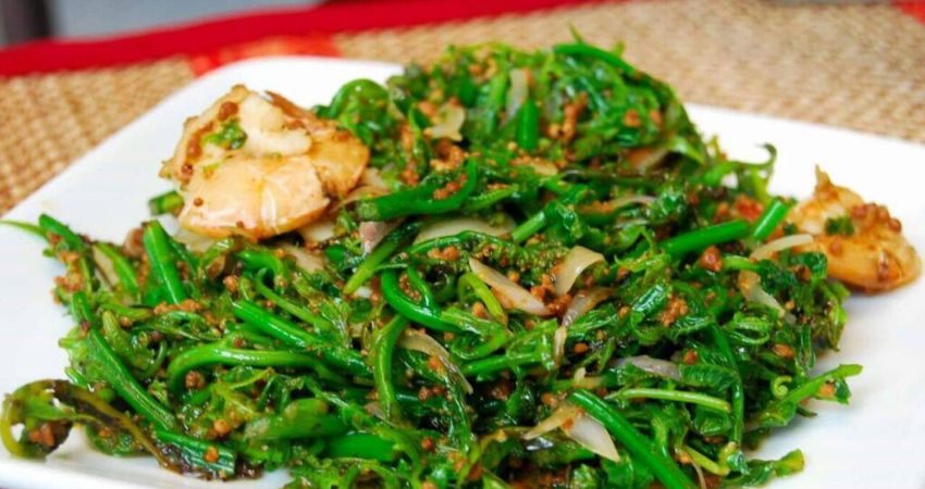 Rau dương xỉ xào mắm tôm - cẩm nang du lịch Bintulu Malaysia 