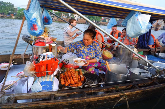 Trải nghiệm ăn sáng trên thuyền khó quên