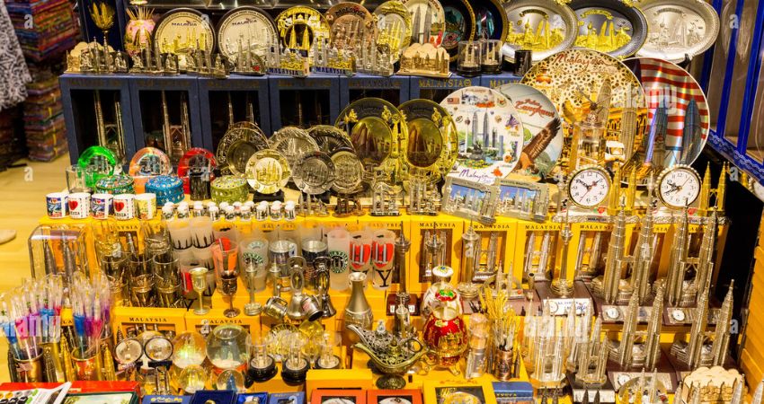 Du khách có thể chọn các món quà thủ công mỹ nghệ mang đặc trưng của Muar Malaysia để làm quà - cẩm nang du lịch Muar Malaysia