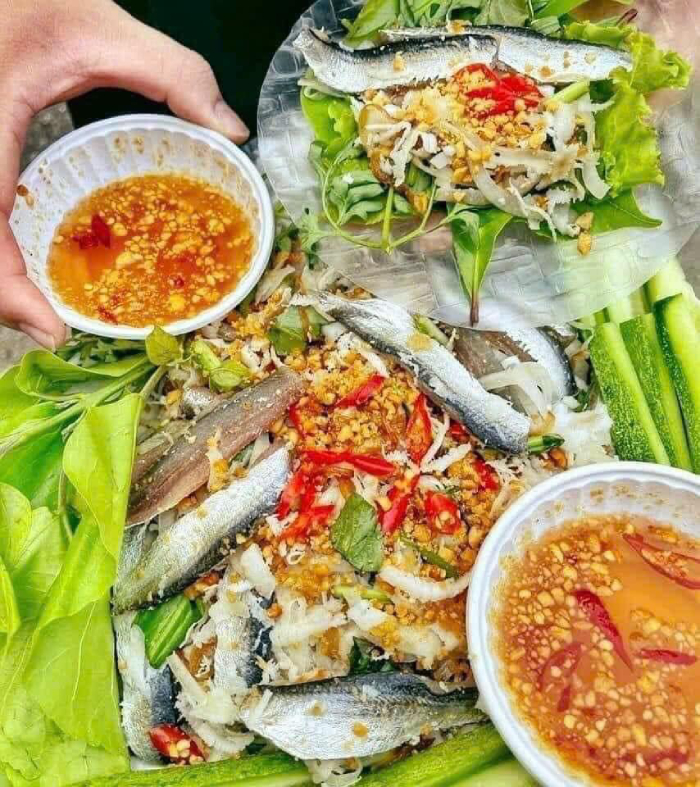 Gỏi cá trích tươi rói và đầy đủ vị mặn ngọt chua cay