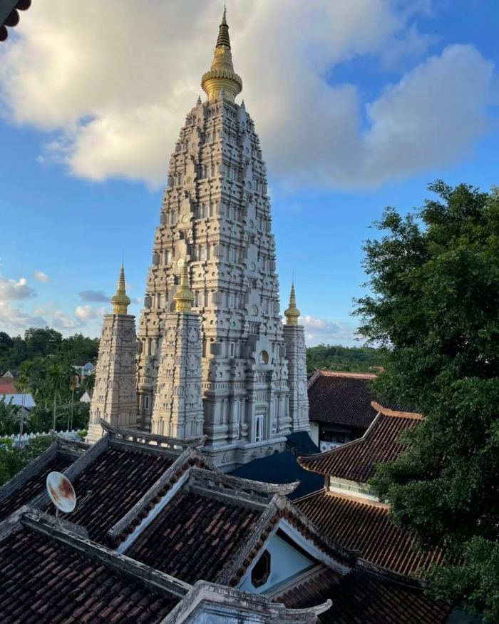 Chùa Huyền Không Sơn Trung Huế 