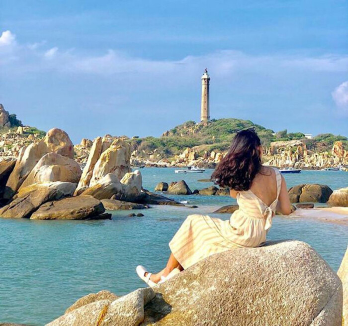 Chiêm ngưỡng toàn cảnh biển đảo thơ mộng từ ngọn hải đăng Nam Du
