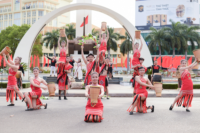 Săn ảnh sống ảo với tượng đài chiến thắng Buôn Ma Thuột