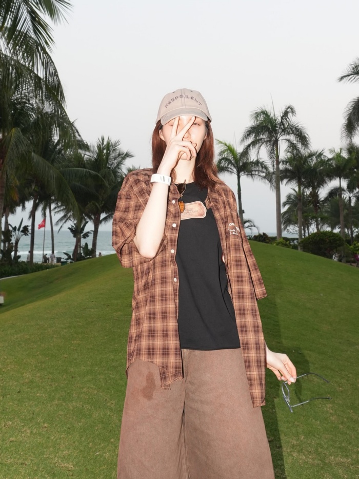 Trong loạt ảnh được chia sẻ, cô nàng Orm dạo bước giữa một khu nghỉ dưỡng ven biển nơi những hàng cọ cao vút. Xa xa là mặt biển lấp lánh dưới ánh hoàng hôn. 