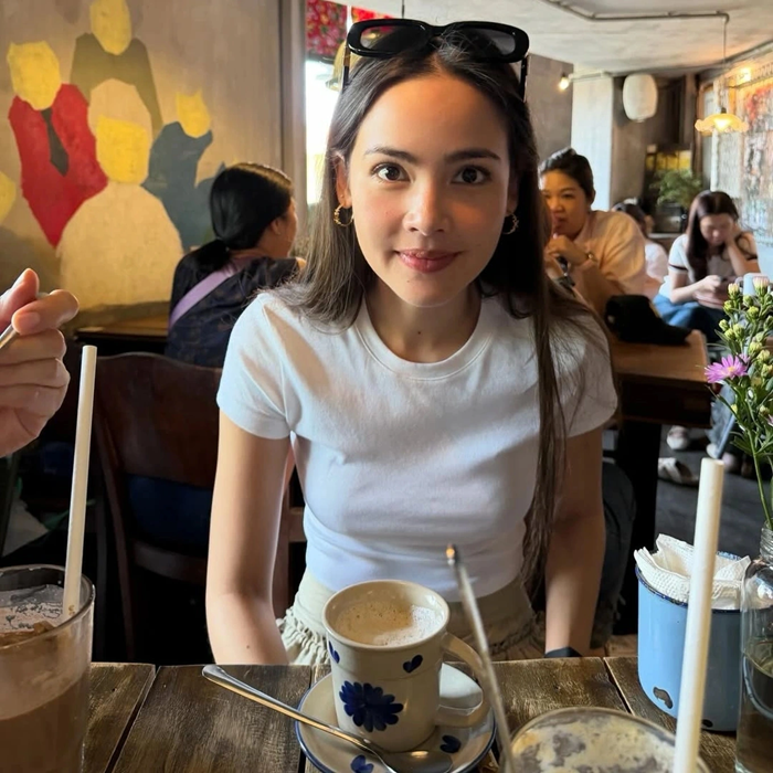 Dù là ngôi sao hạng A với mức cát-xê hàng đầu Thái Lan, Yaya Urassaya xuất hiện với phong cách giản dị, năng động khi khám phá những ngõ ngách tại Sài thành. Ảnh: Instagram nhân vật