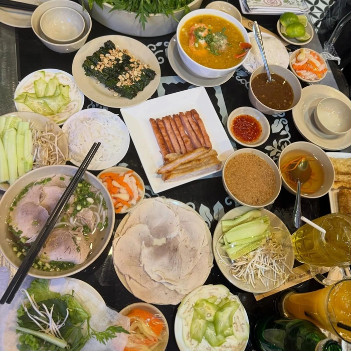 Thực đơn thuần Việt của Yaya tại TP.HCM khiến người hâm mộ thích thú. Ảnh: Instagram nhân vật