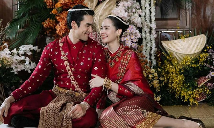 Nadech Kugimiya (trái) và Yaya Urassaya trong lễ cưới ngày 17/4. Ảnh: Instagram nhân vật