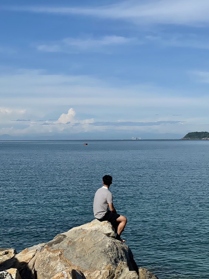 Phúc trong chuyến khám phá bãi đá tại đảo Cù Lao Chàm (Quảng Nam). Ảnh: NVCC