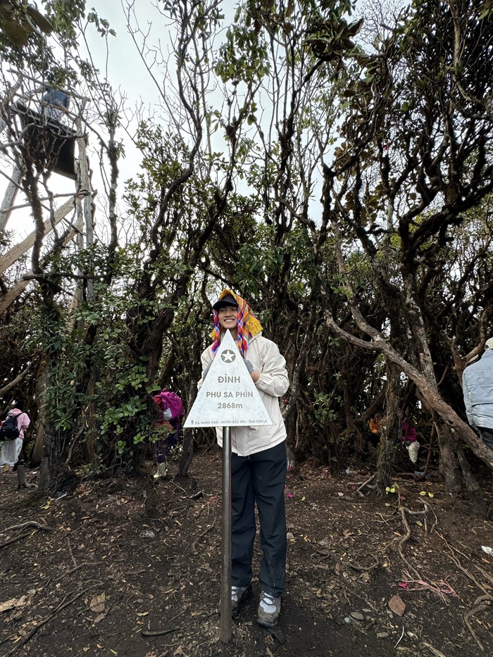 Phúc tại đỉnh Phu Sa Phìn trong hành trình trekking đầu tiên. Ảnh: NVCC