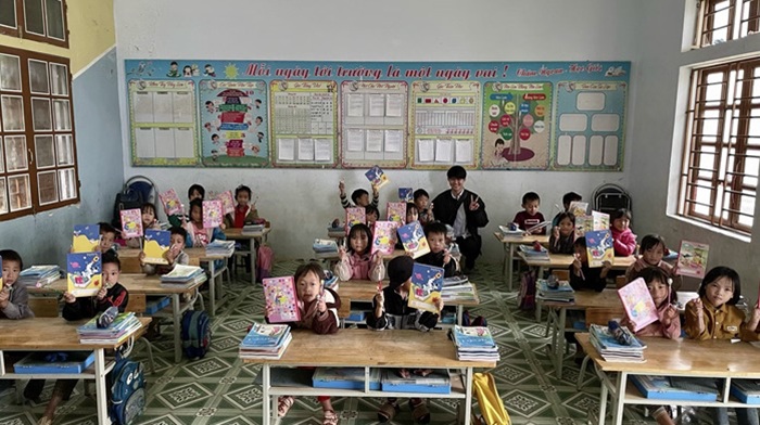 Phúc trao quà cho trẻ em vùng cao trong chuyến đi Tà Xùa. Ảnh: NVCC