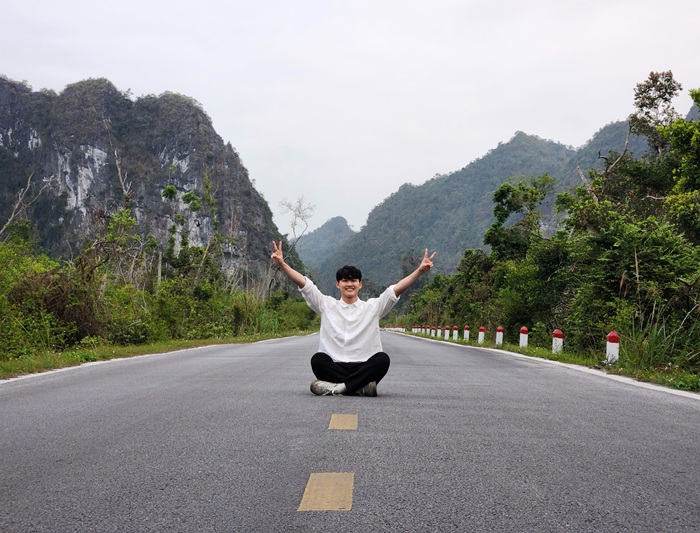 Phúc check-in trên cung đường xuyên đảo Cát Bà (Hải Phòng). Ảnh: NVCC