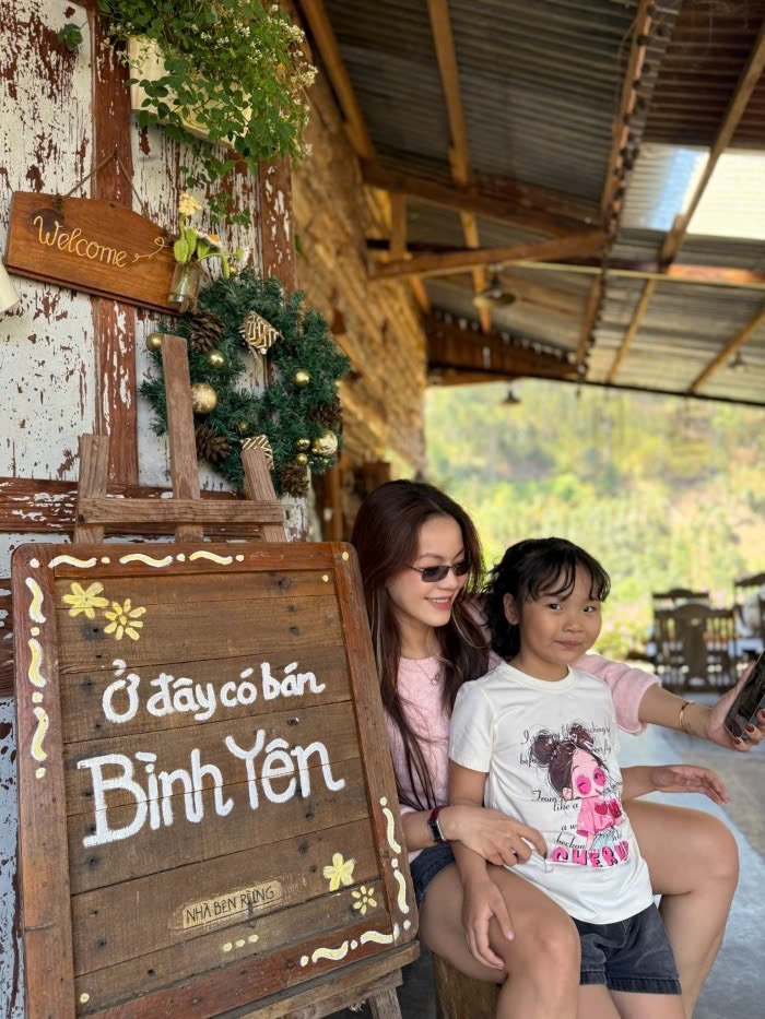 Chuyến đi Đà Lạt lần này khá thú vị vì là chuyến đi đầu tiên của ca sĩ Hải Yến và con gái