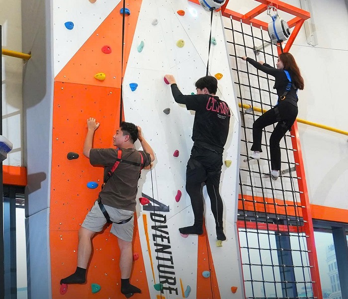 Leo núi nhân tạo đầy thú vị trong khu vui chơi ở Hà Nội cho người lớn