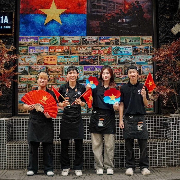 Quán cà phê trang trí 30 tháng 4 ở Hà Nội ngập tràn không khí ngày lễ