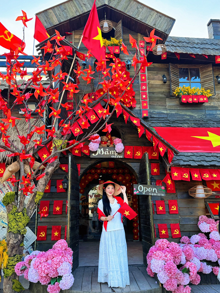 Một góc check in cực được yêu thích tại quán cà phê trang trí 30 tháng 4 ở Sài Gòn