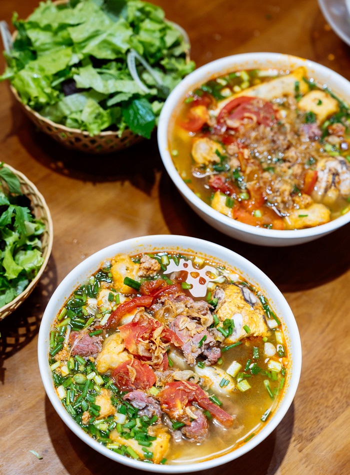 Bún riêu cũng hút khách không kém quán phở nổi tiếng ở Hà Nội