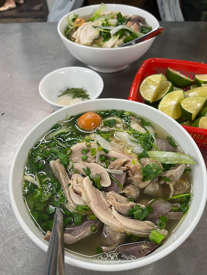 Một suất tại quán phở nổi tiếng ở Hà Nội này đầy đặn