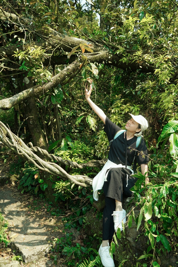 Mới Vi tận hưởng không khí trong lành sau hành trình 60km đi xe máy đến Vườn Quốc gia Ba Vì. Ảnh: NVCC