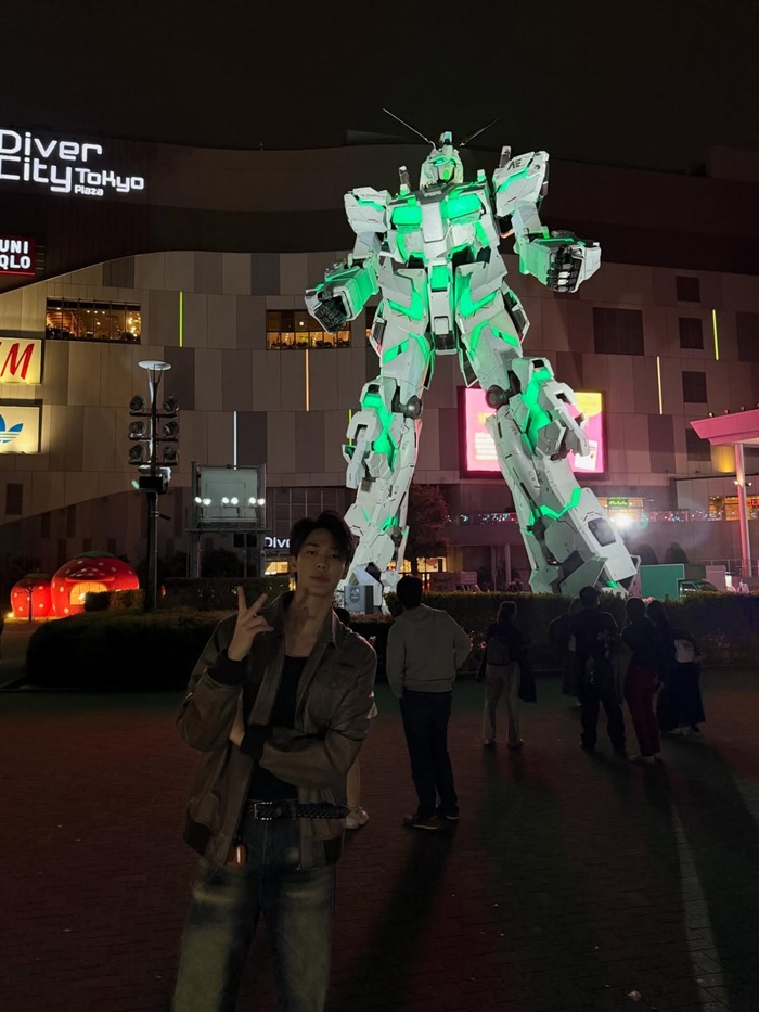 Dew chụp ảnh cùng tượng Gundam khổng lồ phát sáng vào ban đêm - điểm đến thu hút đông đảo du khách. Ảnh: Instagram nhân vật
