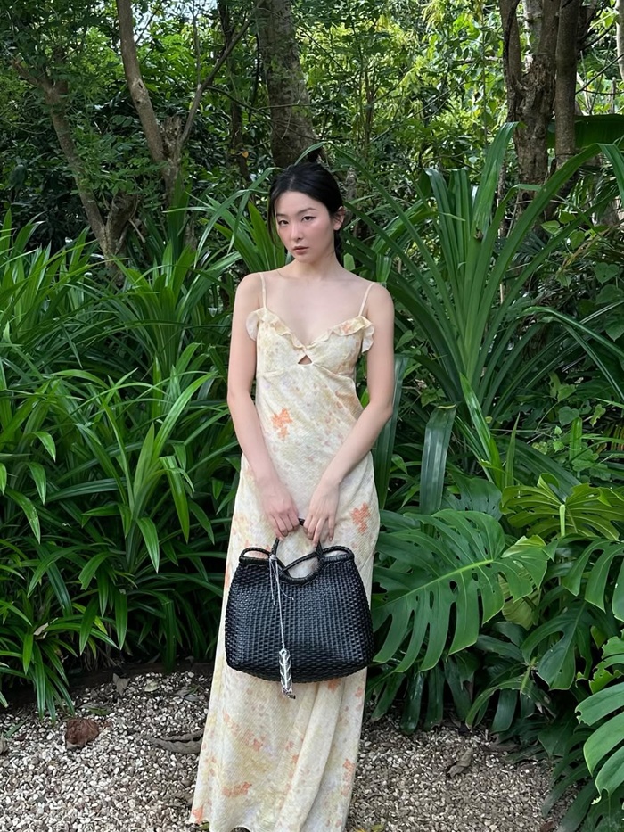 Seulgi (Red Velvet) diện váy hai dây tông vàng pastel, khoe vẻ đẹp thanh thoát giữa không gian xanh tại Bali. Ảnh: Instagram nhân vật