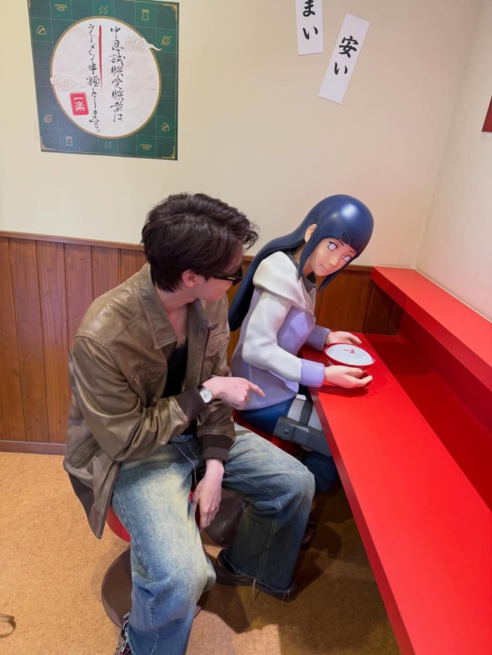 Trên trang cá nhân, Dew Jirawat viết: “Người thật ở ngoài đời dễ thương lắm” khi check-in cùng mô hình Hyuga Hinata, khiến người hâm mộ thích thú trước sự hài hước của anh. Ảnh: Instagram nhân vật.