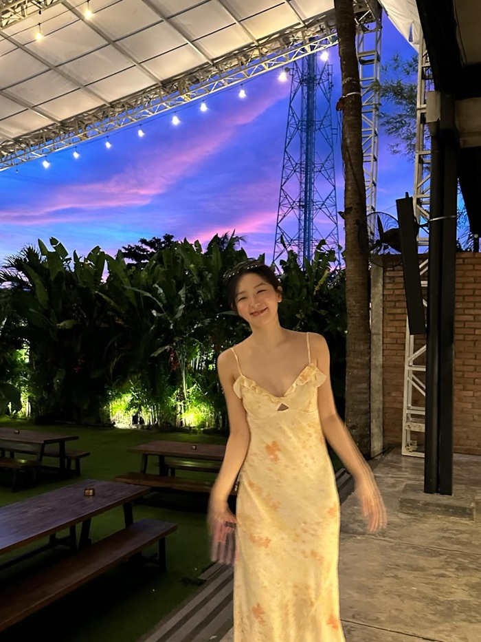 Thiết kế mỏng nhẹ giúp nữ ca sĩ sinh năm 1994 tôn lên bờ vai trần và vóc dáng cân đối. Ảnh: Instagram nhân vật